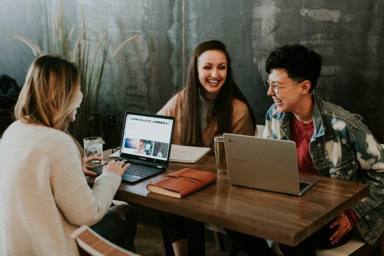Personnes en conversation professionnelle